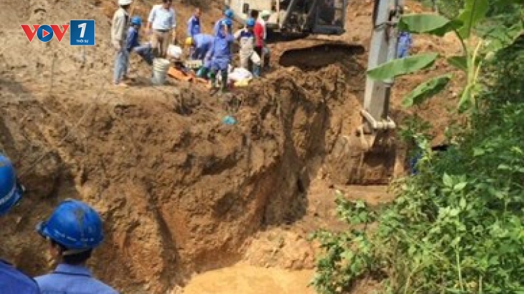 Sau sự việc vỡ đường ống nước sông Đà lần thứ 13, thành phố Hà Nội kêu gọi người dân tích trữ nước sạch phòng sự cố.