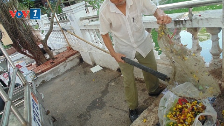 Cụ ông hơn 20 năm vớt rác không công ở hồ Hữu Tiệp, hay còn gọi là hồ B52, Hà Nội.