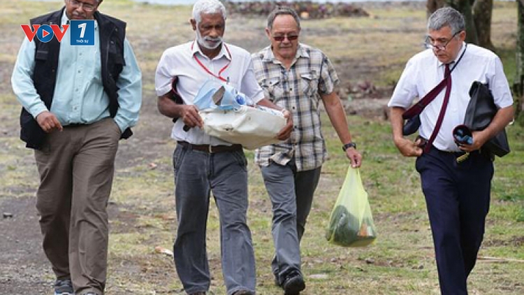 Thời sự chiều ngày 06/8/2015: Hãng hàng không Malaysia Airlines thông báo tìm thấy thêm các mảnh vỡ máy bay được cho là của máy bay MH370 trên đảo Rê-uy-ni-ông