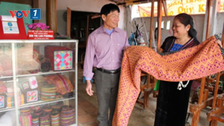 Nghệ nhân lưu giữ nghề dệt của vùng đất cổ Mường Bi, Hòa Bình.