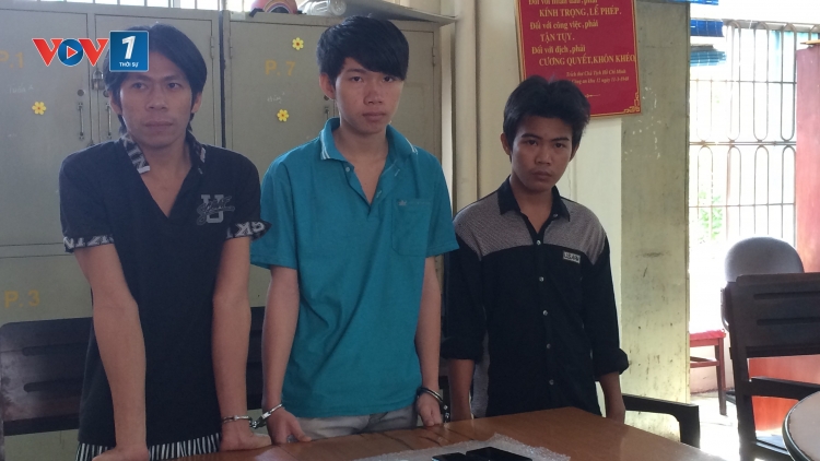 Công an thành phố Hồ Chí Minh tạm giữ hình sự 3 nghi can gây ra 2 vụ trộm điện thoại và máy tính bảng trị giá gần 1 tỷ đồng.