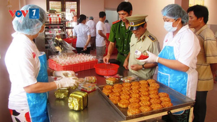 Nhiều cơ sở sản xuất bánh trung thu truyền thống tại Hà Nội có thái độ né tránh khi có đoàn kiểm tra vệ sinh an toàn thực phẩm