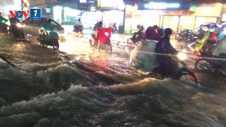 Thủy triều tại trạm Phú An trên sông Sài Gòn vượt mức báo động 3 khiến một đoạn bờ bao ở khu vực bán đảo Thanh Đa, quận Bình Thạnh bị tràn, nhiều tuyến đường bị ngập sâu (Thời sự đêm 17/10/2016)