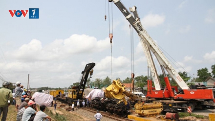 Hoàn tất việc khắc phục sự cố lật tàu chở hàng và thông tuyến đường sắt Bắc-Nam (Thời sự trưa 20/10/2016)