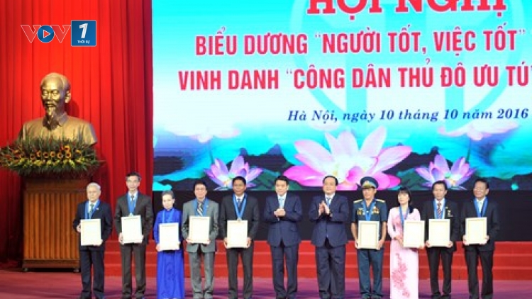 Thành phố Hà Nội vinh danh Công dân Thủ đô ưu tú năm nay nhân kỷ niệm 62 năm ngày giải phóng Thủ đô (Thời sự trưa 10/10/2016)
