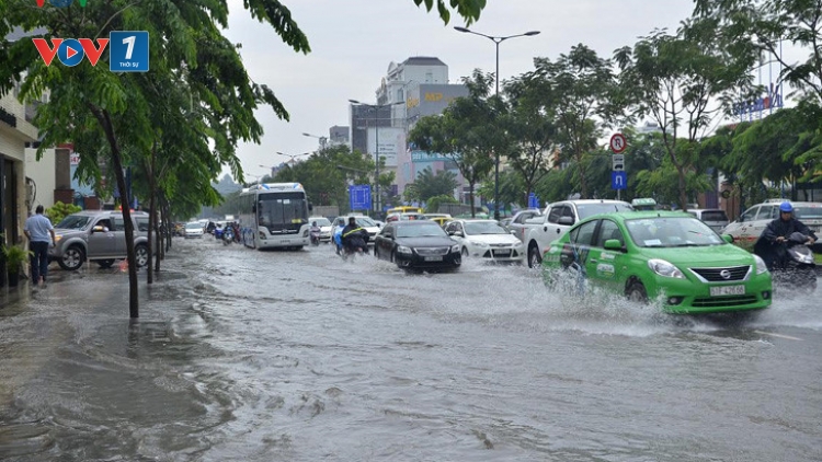 Cơn mưa lớn và kéo dài chiều nay, đã làm nhiều khu vực của thành phố Hồ Chí Minh tiếp tục ngập sâu trong nước (Thời sự đêm 3/10/2016)