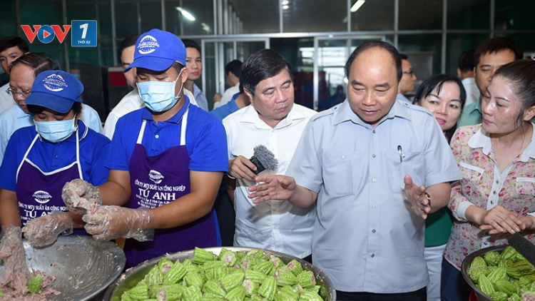 Thủ tướng Nguyễn Xuân Phúc và Đoàn công tác kiểm tra an toàn vệ sinh thực phẩm tại một cơ sở chế biến suất ăn công nghiệp và một số quán ăn đường phố tại thành phố Hồ Chí Minh (Thời sự trưa 08/10/2016)