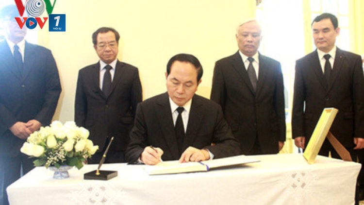 Chủ tịch nước Trần Đại Quang viếng Nhà Vua Thái Lan Bhumipol Adulyadej tại Đại sứ quán Vương quốc Thái Lan ở Hà Nội (Thời sự trưa 17/10/2016)