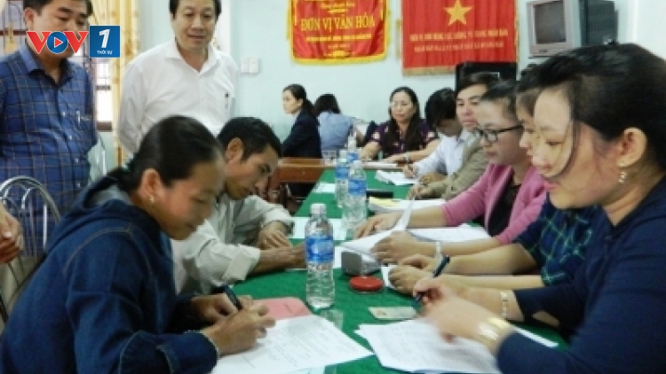 Các địa phương tại tỉnh Quảng Bình tiến hành chi trả tiền bồi thường đợt 1 cho ngư dân bị ảnh hưởng do sự cố môi trường biển (Thời sự đêm 17/11/2016)