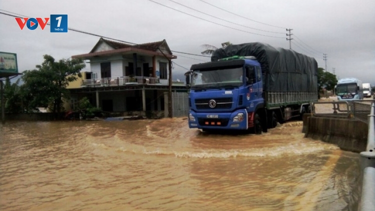 Mưa lũ tại các tỉnh miền Trung đã làm 9 người mất tích và bị thương (Thời sự trưa 02/11/2016)