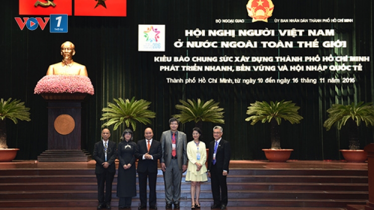 Thủ tướng Nguyễn Xuân Phúc dự Hội nghị người Việt Nam ở nước ngoài với chủ đề "Kiều bào chung sức xây dựng thành phố Hồ Chí Minh phát triển nhanh, bền vững và hội nhập quốc tế. (Thời sự chiều 12/11/2016)