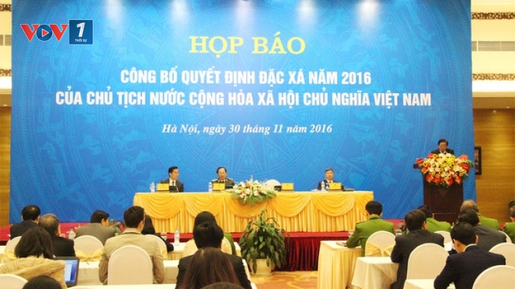 Họp báo quốc tế công bố Quyết định đặc xá năm 2016 của Chủ tịch nước cho hơn 4 nghìn phạm nhân. (Thời sự trưa 30/11/2016)