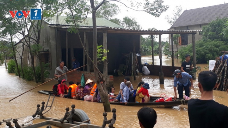 Mưa lớn tại các tỉnh Miền Trung khiến mực nước hồ đập thủy điện lên nhanh buộc phải xả lũ đã dẫn đến nhiều huyện miền núi bị cô lập (Thời sự đêm 2/11/2016)