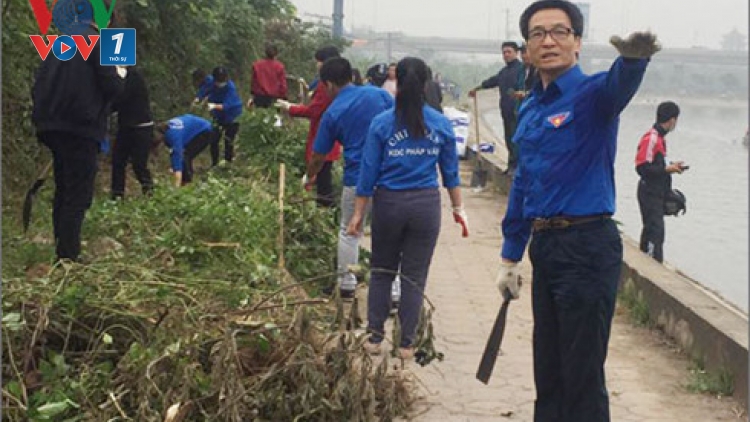 Phó Thủ tướng Vũ Đức Đam cùng 500 đoàn viên, thanh niên đã thu dọn cành cây, rác thải làm sạch môi trường khu vực hồ Linh Đàm, Hà Nội (Thời sự chiều 13/11/2016)