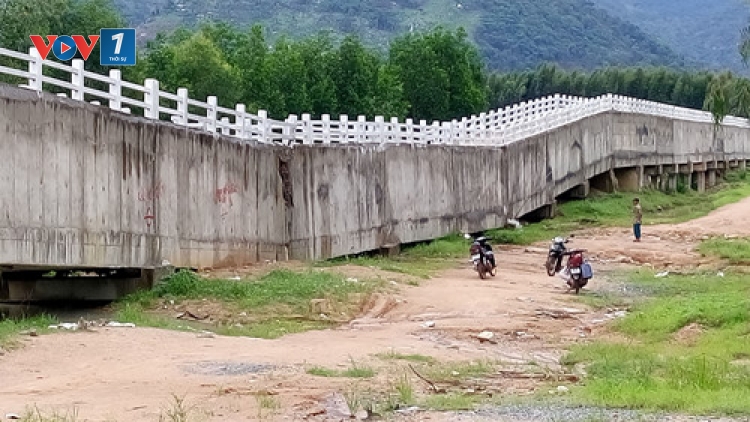 Cầu máng số 3 thuộc dự án thủy lợi Sông Dinh 3, huyện Hàm Tân, tỉnh Bình Thuận bị sập là do sai sót cả ở khâu thiết kế và thi công công trình. (Thời sự trưa 12/11/2016)