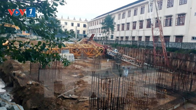 Một vụ tai nạn nghiêm trọng do sập cần cẩu xây dựng làm một em học sinh lớp 10, Trường Trung học phổ thông Lê Viết Thuật, Thành phố Vinh, tỉnh Nghệ An tử vong (Thời sự đêm 14/11/2016)