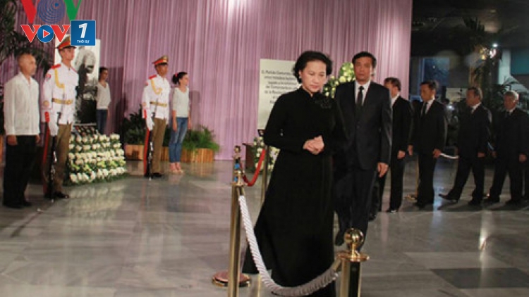 Chủ tịch Quốc hội Nguyễn Thị Kim Ngân viếng lãnh tụ Cuba Fidel Castro (Thời sự trưa 29/11/2016)