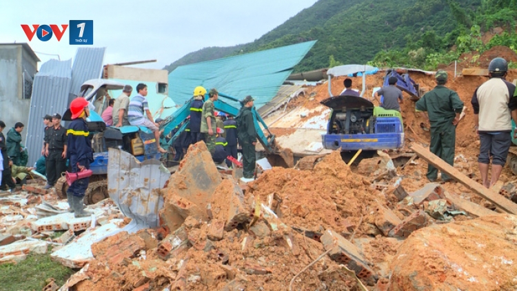 Sạt lở vùi lấp nhiều căn nhà tại xã Phước Đồng, thành phố Nha Trang tỉnh Khánh Hòa, ít nhất 2 người thiệt mạng và hai người vẫn đang còn mất tích (Thời sự trưa 20/12/2016)