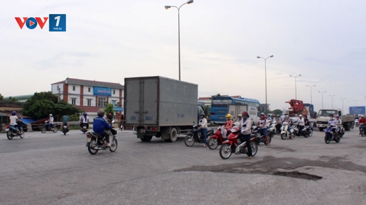 Bạn hữu đường xa: Tình trạng công nhân các khu công nghiệp đi ngược chiều đường quốc lộ (12/12/2016)
