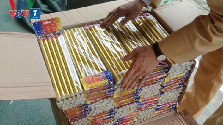 Cảnh sát giao thông chặn xe khách biển số tỉnh Hải Dương chở gần 100kg pháo (Thời sự đêm 18/12/2016)