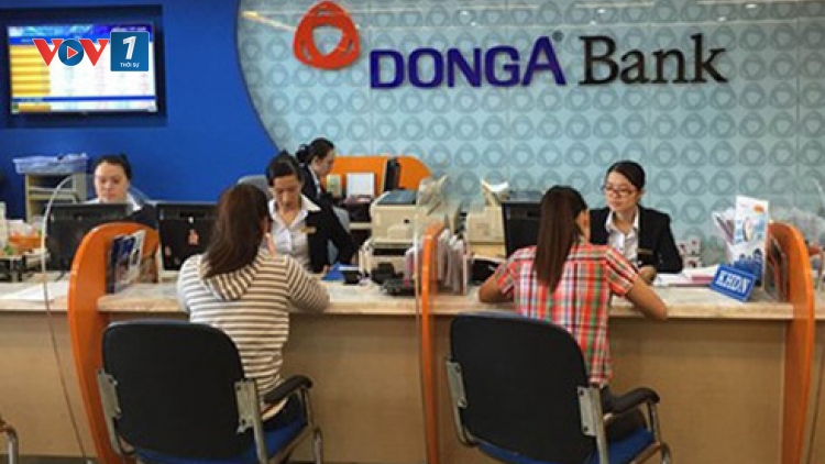Ngân hàng Nhà nước khẳng định sẽ bảo vệ quyền lợi người gửi tiền tại Ngân hàng Đông Á sau khi cơ quan công an khởi tố một số cán bộ nguyên lãnh đạo Ngân hàng này (Thời sự chiều 11/12/2016)