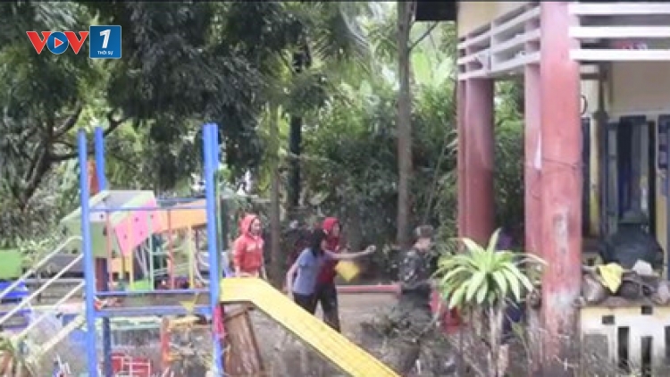 Thủ tướng Nguyễn Xuân Phúc có thư khen các cô giáo Trường Mầm non xã An Hiệp và người dân địa phương huyện Tuy An, tỉnh Phú Yên đã dũng cảm bảo vệ an toàn tuyệt đối cho học sinh trong khi lũ về (Thời sự trưa 15/12/2016)