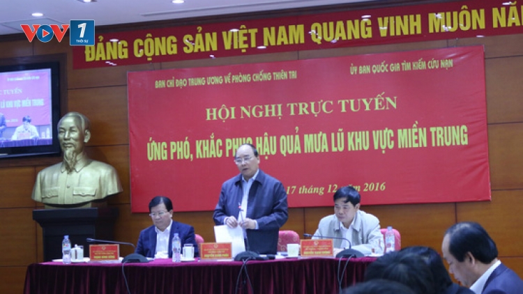 Thủ tướng Nguyễn Xuân Phúc chủ trì Hội nghị trực tuyến ứng phó mưa lũ với các tỉnh thành bị ảnh hưởng tại miền Trung (Thời sự trưa 17/12/2016)