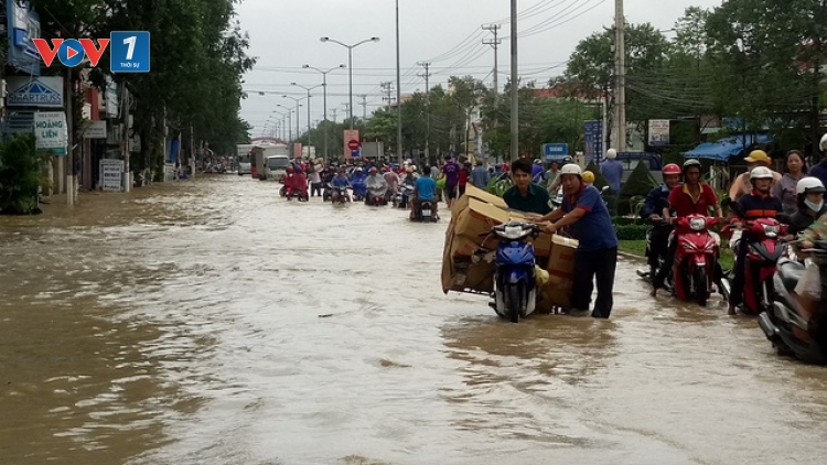 Mưa lũ nghiêm trọng tại các tỉnh miền Trung, Tây Nguyên. Nhiều tuyến đường và nhà dân tại thành phố Nha Trang, tỉnh Khánh Hòa ngập sâu trong nước. (Thời sự chiều 13/12/2016)