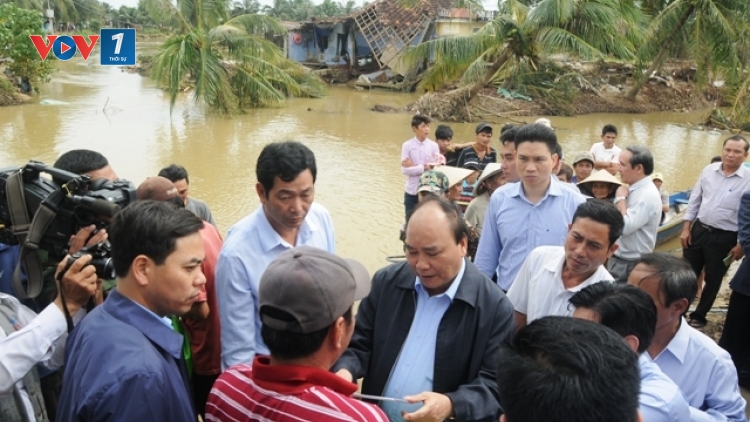 Thủ tướng Nguyễn Xuân Phúc quyết định hỗ trợ tỉnh Bình Định 80 tỷ đồng để khắc phục hậu quả thiên tai và cấp phát thêm 2.000 tấn gạo để hỗ trợ người dân ăn Tết (Thời sự đêm 21/12/2016)