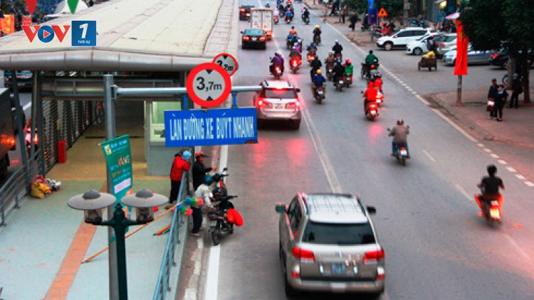 Từ ngày 1/1/2017 sẽ chính thức đưa tuyến xe buýt nhanh BRT Kim Mã - Yên Nghĩa vào hoạt động, đồng thời miễn phí vé cho hành khách sử dụng trong thời gian một tháng (Thời sự đêm 19/12/2016)
