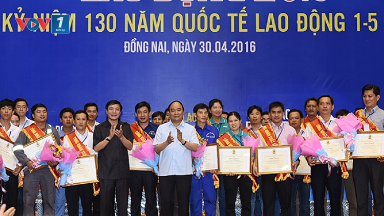 Nói chuyện với 3.000 công nhân các tỉnh phía Nam, Thủ tướng Nguyễn Xuân Phúc khẳng định sẽ có nhiều chính sách giúp cải thiện đời sống người lao động và mong muốn đội ngũ công nhân có ý chí và rèn luyện tay nghề hơn nữa. (Thời sự chiều 30/4/2016)
