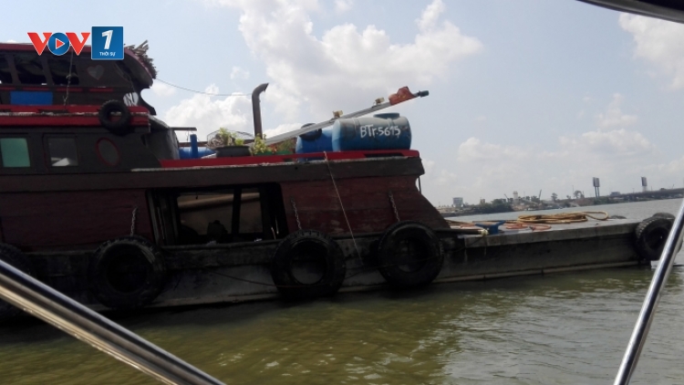 Rạng sáng nay, một chiếc sà lan bị đứt dây lai dắt trôi tự do lao vào sà lan đang thi công cầu Ghềnh (Thời sự đêm 24/4/2016)