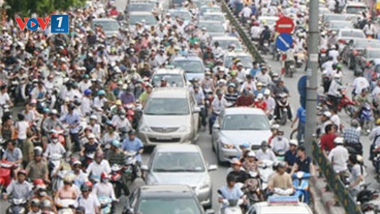 Ủy ban An toàn giao thông Quốc gia công bố các số điện thoại đường dây nóng để tiếp nhận thông tin, phản ánh của người dân về tình hình an toàn giao thông dịp nghỉ lễ 30/4 và 1/5. (Thời sự chiều 27/4/2016)