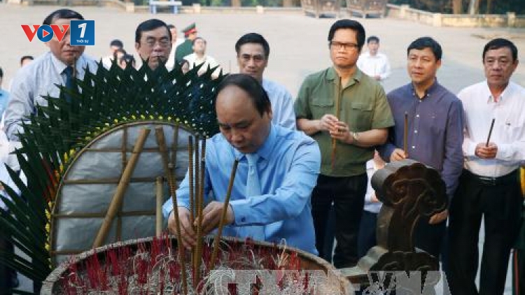 Thủ tướng Chính phủ Nguyễn Xuân Phúc dâng hương tưởng nhớ các anh hùng liệt sỹ tại Nghĩa trang Quốc gia Trường Sơn (Thời sự trưa 17/4/2016)