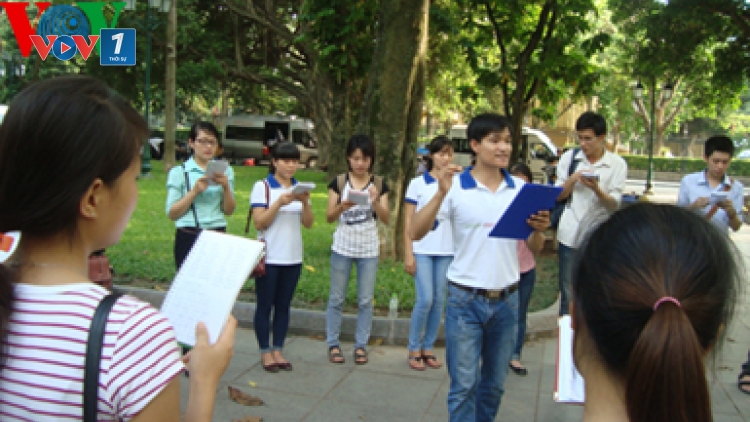 Nhóm các bạn trẻ dạy tiếng Anh miễn phí tại không gian mở ngoài trời (21/4/2016)
