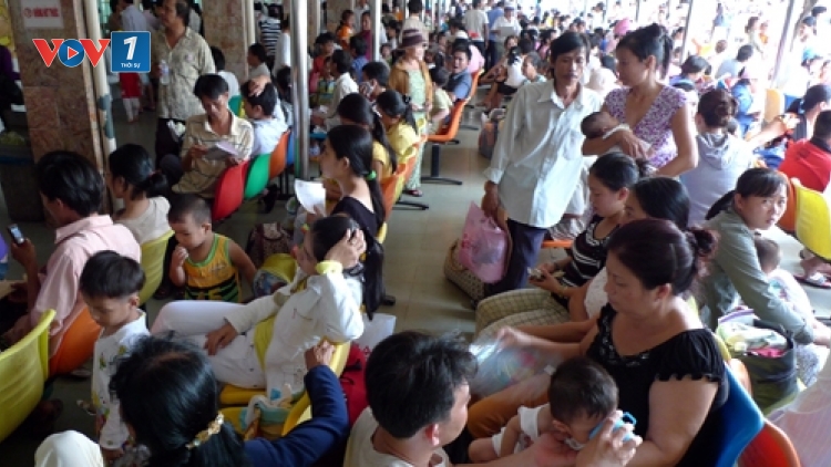 Nắng nóng ở miền Bắc và miền Trung làm gia tăng hơn 20% bệnh nhân nhập viện so với ngày thường (Thời sự trưa 6/5/2016)