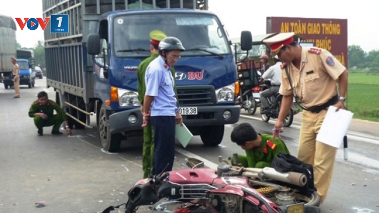 Trong 3 ngày nghỉ lễ đã có 74 người tử vong vì tai nạn giao thông, riêng hôm qua có tới 41 người bị thiệt mạng. ( Thời sự trưa 3/5/2016)