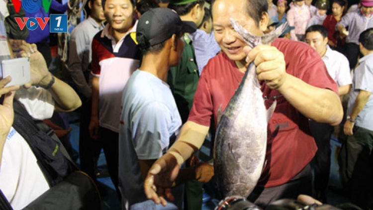Các địa phương bắt đầu triển khai thu mua cá cho ngư dân miền Trung. Bộ Công thương thành lập đường dây nóng để tiếp nhận thông tin và hỗ trợ ngư dân trong việc thu mua, tiêu thụ thủy hải sản nuôi trồng và đánh bắt bảo đảm an toàn (Thời sự trưa 01/5/2016)