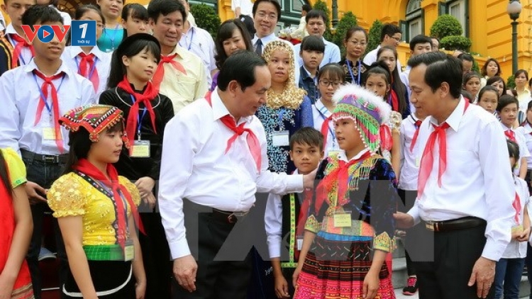 Chủ tịch nước Trần Đại Quang gặp mặt 55 đại biểu trẻ em có hoàn cảnh đặc biệt, khó khăn, nhân ngày Quốc tế Thiếu nhi 1/6 và tháng Hành động vì trẻ em năm nay. (Thời sự trưa 30/5/2016)