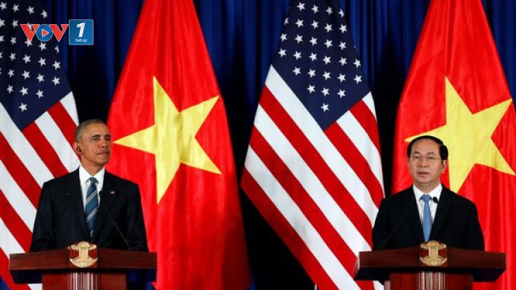 Chủ tịch nước Trần Đại Quang hội đàm với Tổng thống Mỹ Barack Obama. Nhân dịp này, Tổng thống Mỹ tuyên bố, Hoa Kỳ chính thức dỡ bỏ hoàn toàn lệnh cấm vũ khí sát thương đối với Việt Nam. (Thời sự đêm 23/5/2016)