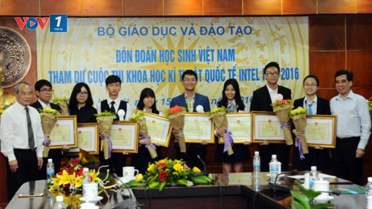 Học sinh Việt Nam đoạt giải 3 với 4 dự án khoa học tại Hội thi Khoa học quốc tế tổ chức tại Mỹ. (Thời sự trưa 16/5/2016)