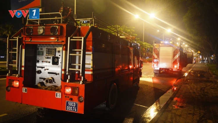 Một vụ hỏa hoạn lớn bùng phát từ chiều tối nay tại phố Lê Đức Thọ, quận Nam Từ Liêm, thành phố Hà Nội và đang có nguy cơ lan rộng. (Thời sự đêm 17/5/2016)