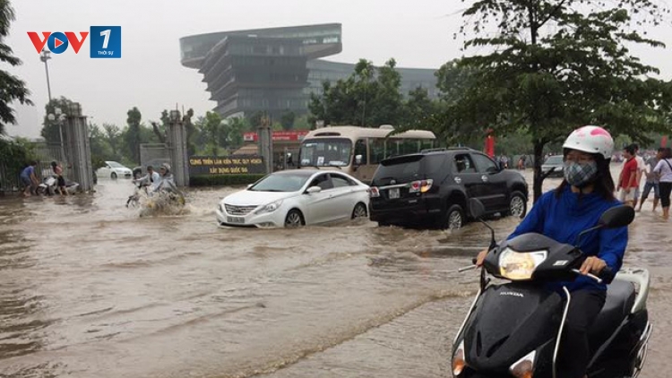 Sau trận mưa lớn đêm qua, nhiều khu dân cư và tuyến phố ở Hà Nội lâm vào cảnh ngập nặng. (Thời sự trưa 25/5/2016)