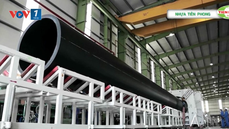 Lần đầu tiên tại Việt Nam có sản phẩm ống nhựa HDPE đường kính 2000 mm phục vụ nhu cầu của ngành xây dựng và cấp thoát nước đòi hỏi lưu lượng dẫn nước lớn (Thời sự đêm 19/5/2016)