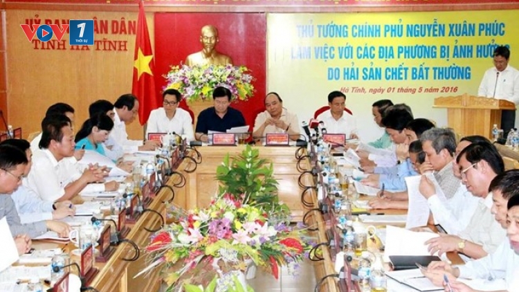 Thủ tướng Nguyễn Xuân Phúc chủ trì buổi làm việc tại Hà Tĩnh với lãnh đạo các địa phương bị ảnh hưởng do hải sản chết bất thường. (Thời sự chiều 01/5/2016)