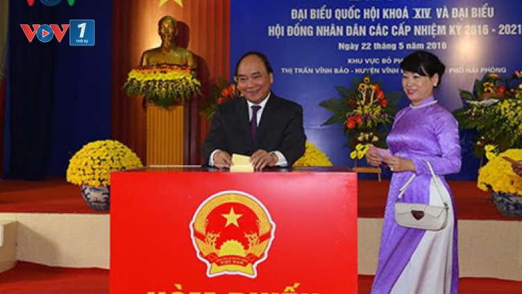 Thủ tướng Nguyễn Xuân Phúc bỏ phiếu bầu cử tại Vĩnh Bảo, Hải Phòng. (Thời sự trưa 22/5/2016)