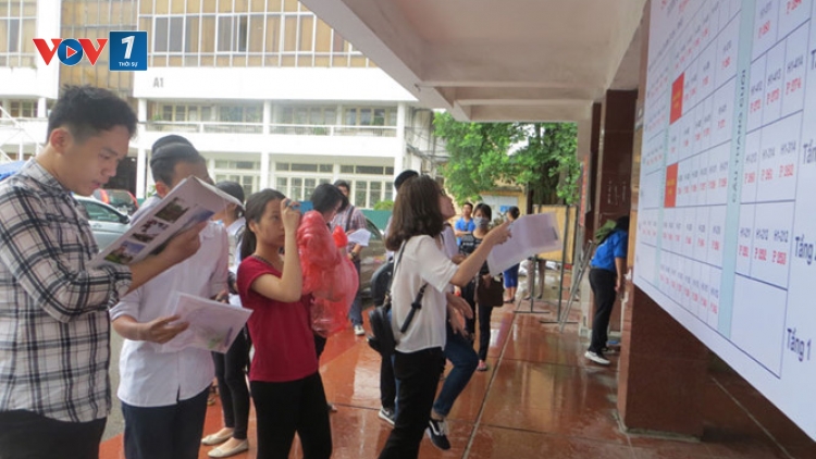 Trên 98% thí sinh trên cả nước hôm nay đồng loạt đến các điểm thi làm thủ tục dự thi kỳ thi trung học phổ thông quốc gia năm nay (Thời sự đêm 30/6/2016)