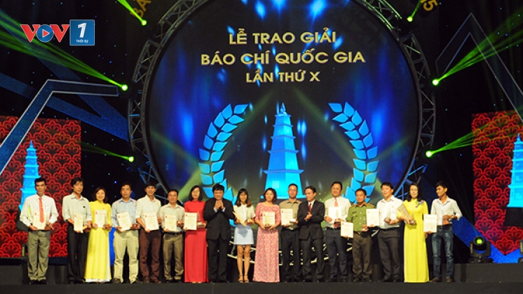 Mít tinh kỷ niệm 91 năm ngày Báo chí cách mạng Việt Nam 21/6 và trao giải Báo chí quốc gia lần thứ 10 được tổ chức trang trọng tại thủ đô Hà Nội. (Thời sự đêm 21/6/2016)