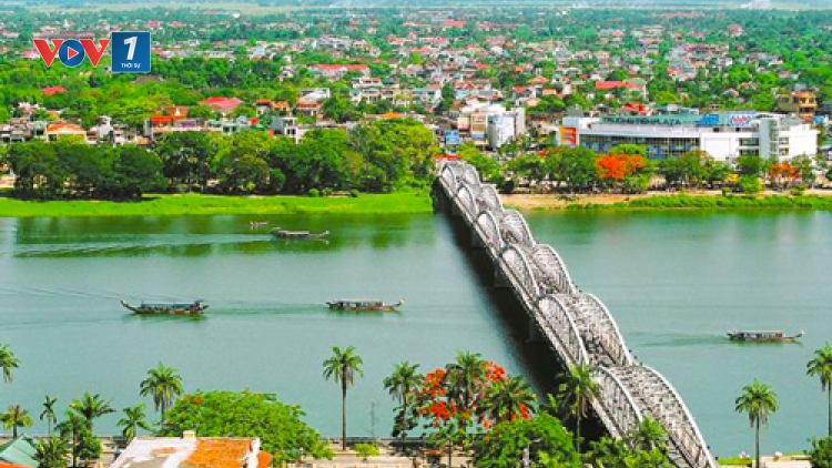 Thành phố Huế chính thức được Tổ chức Bảo tồn thiên nhiên Quốc tế vinh danh là Thành phố Xanh Quốc gia đầu tiên của Việt Nam. (Thời sự đêm 28/6/2016)