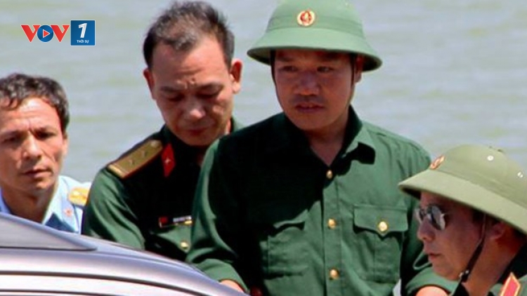 Phi công Nguyễn Hữu Cường, một trong hai phi công lái chiếc Su-30MK2 số hiệu 8585 gặp nạn đã về đất liền an toàn. (Thời sự chiều 15/6/2016)